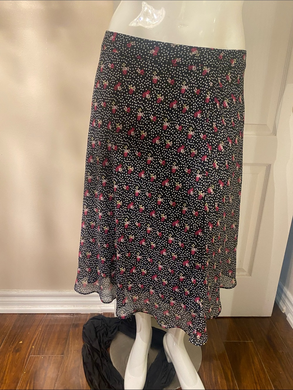 Jones Wear Black Floral Midi Skirt with Pink Accent 16